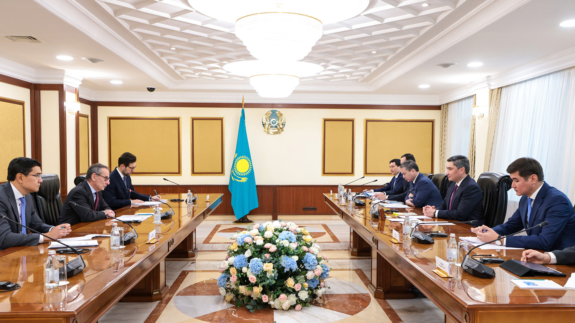 Olzhas Bektenov Held a Series of Meetings with Participants of KGIR-2025